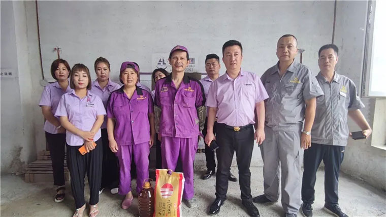 操女人逼毛片炎炎夏日，楚航装饰心系一线送清凉、走访慰问工地篇